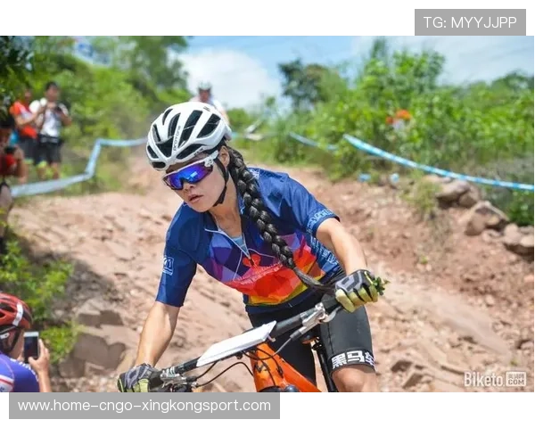 自行车越野赛选手飞跃坡道惊险落地——极限赛场的速度与热血