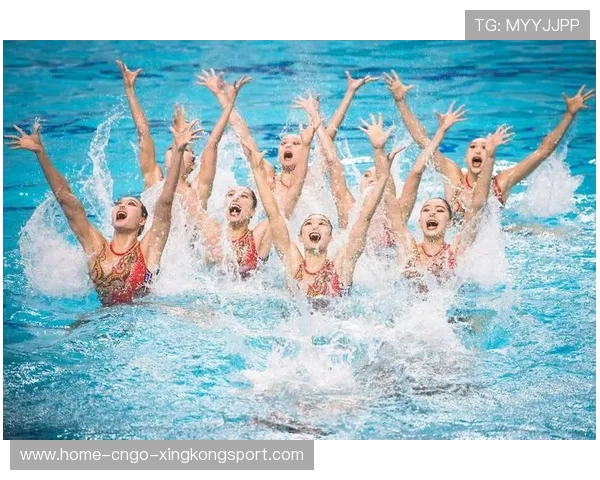 花样游泳组合同步入水动作美得窒息 花样游泳组合同步入水动作美得窒息